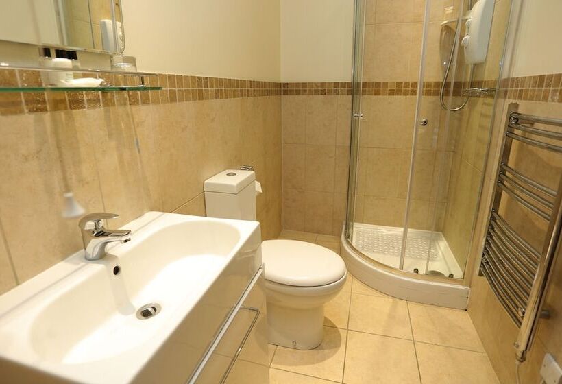 هاستل The Horse & Farrier