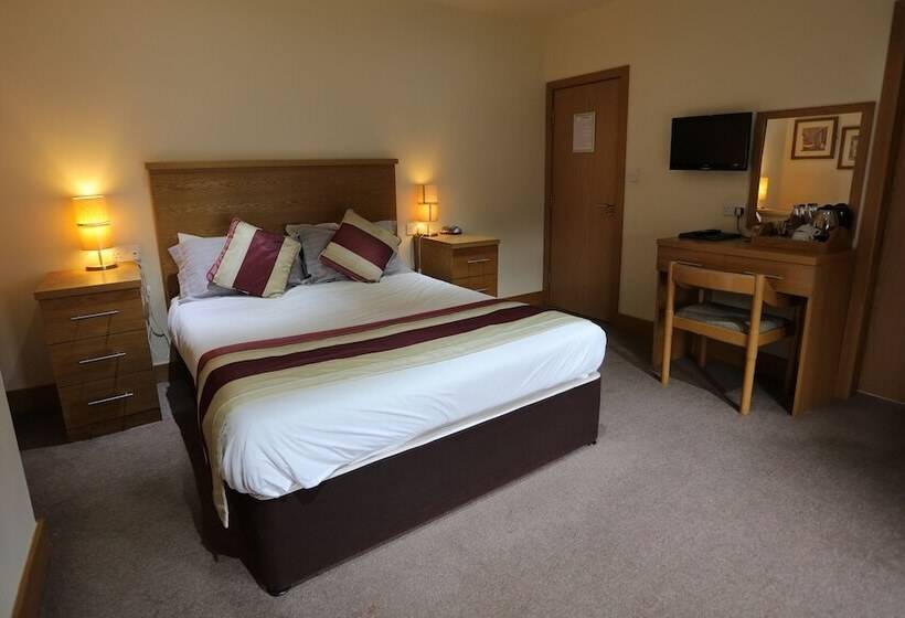 هاستل The Horse & Farrier