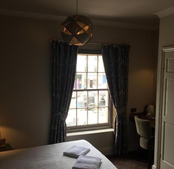 هاستل Tilted Wig