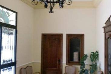 پانسیون Hostal Las Tres Jotas