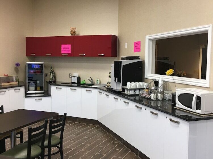 הוסטל Bay Hill Inns & Suites
