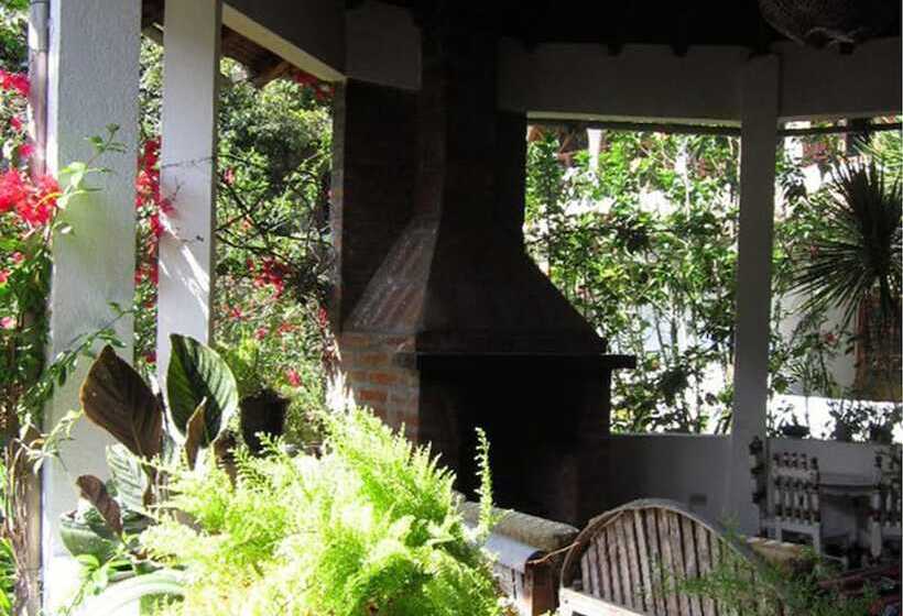 پانسیون La Petite Auberge   Hostel