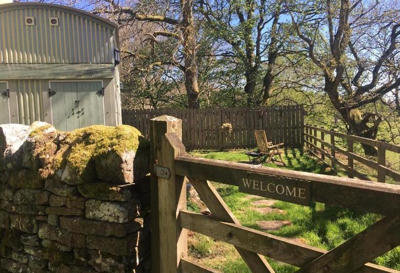 בית מלון כפרי Posh Huts Farmstay