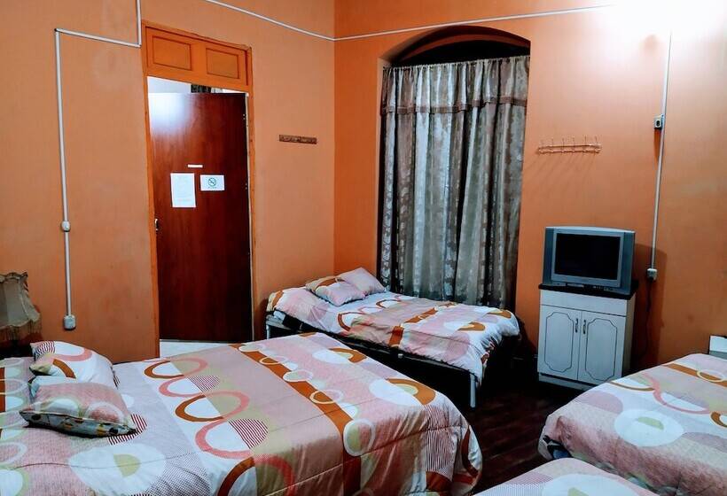 پانسیون Hostal Latitud Ecuem