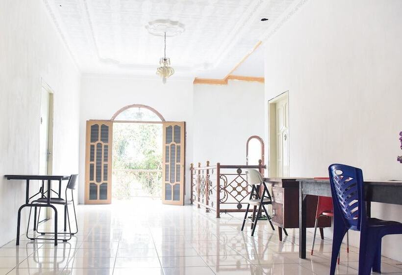 هتل Reddoorz Near Sultan Hasanuddin Airport 2