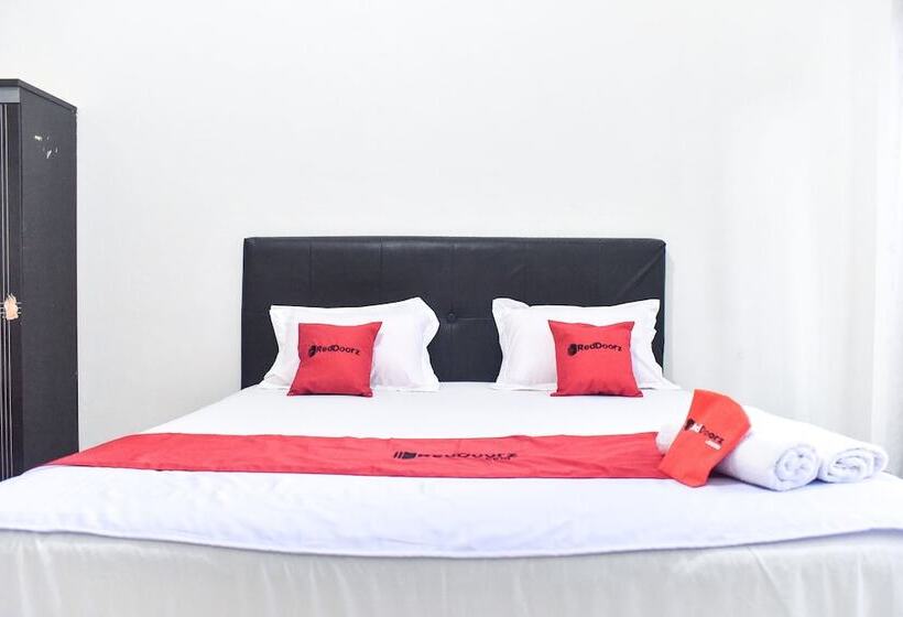 هتل Reddoorz Near Sultan Hasanuddin Airport 2