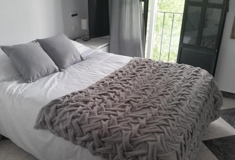 ペンション Hostal Sierra De Tentudía