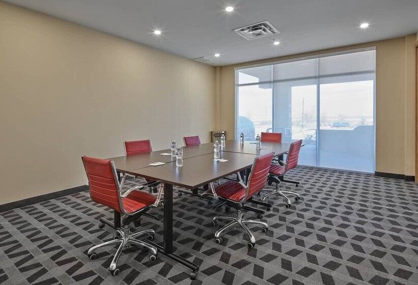 Отель Towneplace Suites By Marriott Edmonton Sherwood Park