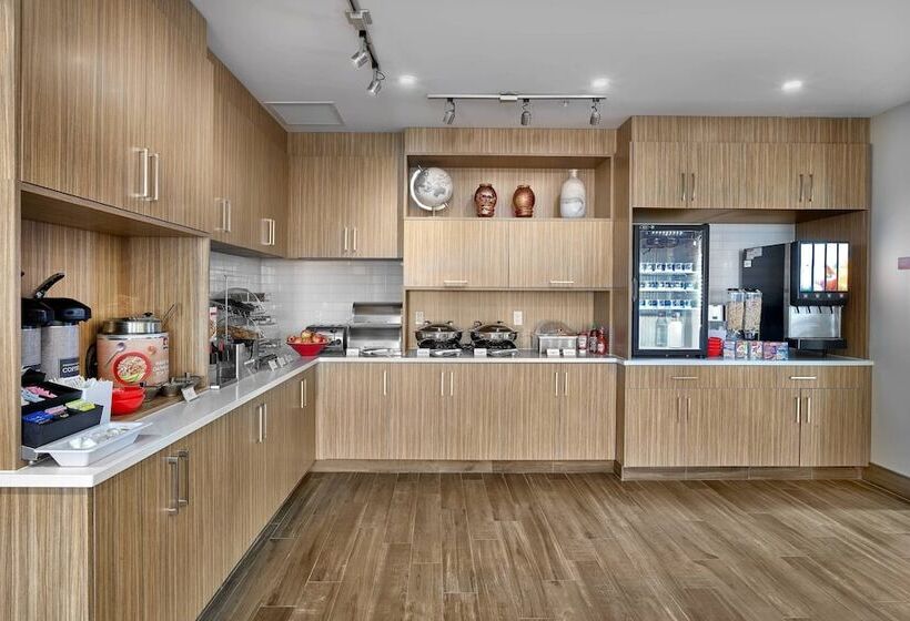 Отель Towneplace Suites By Marriott Edmonton Sherwood Park
