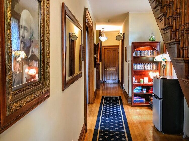 تختخواب و صبحانه Lamberson Guest House