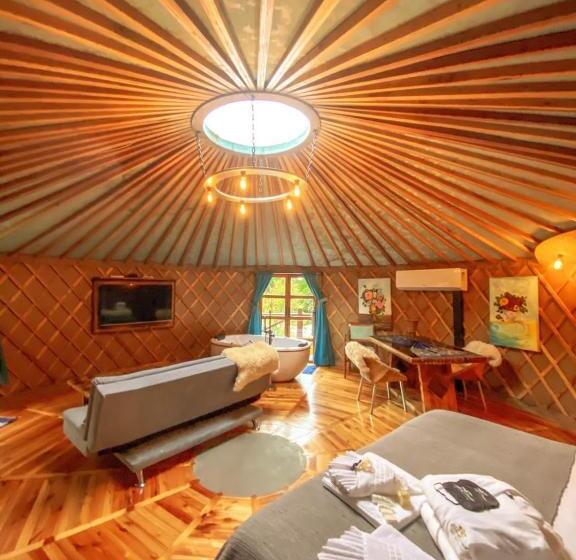 ユースホステル Solar Do Oriente   Yurt Ecovillage