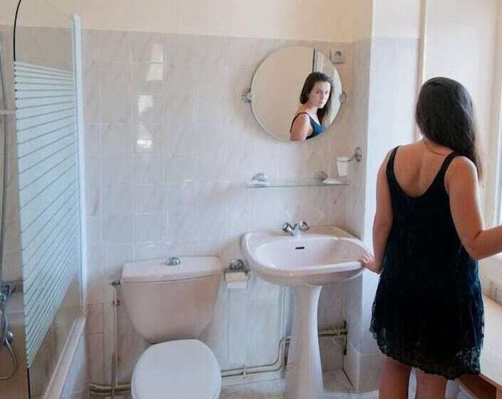 민박 Château De Lastours