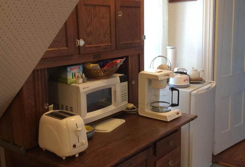 Clary Lake Bed And Breakfast