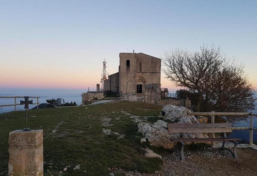 فندق صغير Santuari Mare De Déu Del Mont Restaurant Hostatgería