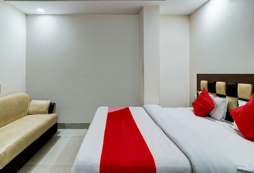 호텔 Oyo 27696 Jai Ganesh Banquet Hall & Rooms