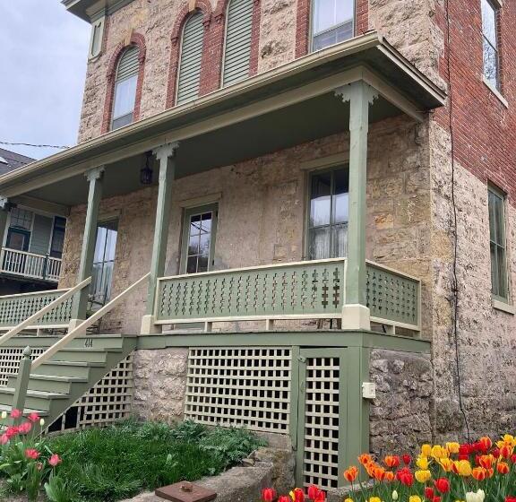 تختخواب و صبحانه Abe's Spring Street Guest House