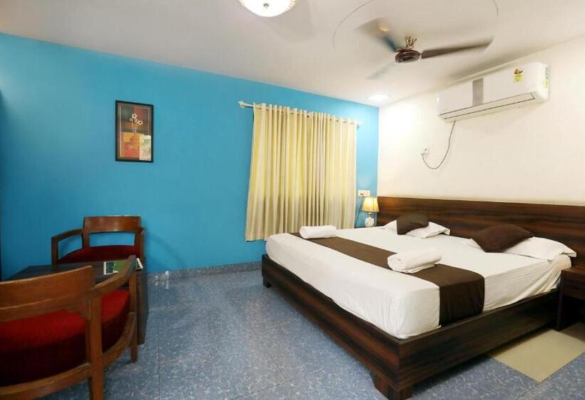 فندق Pali Village Resort