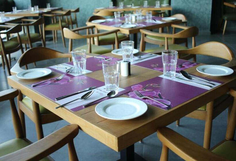 Отель Regenta Central Harsha Vapi