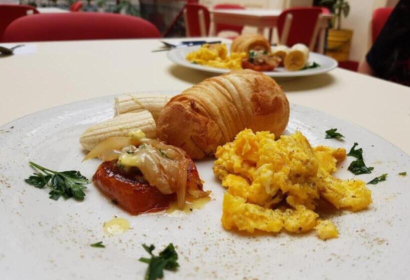 هاستل Hostal R10