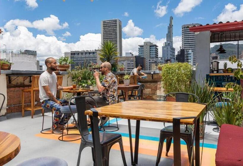 هاستل Hostal R10