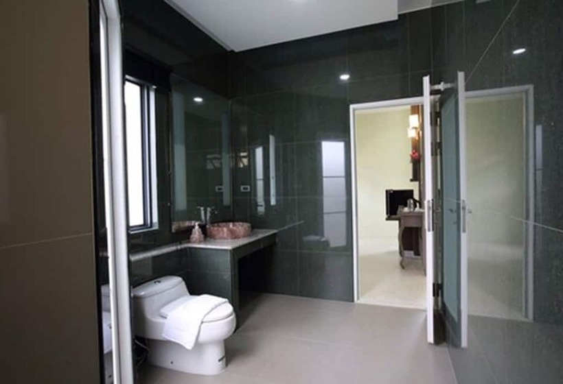 استراحتگاه Wis Beach Khanom