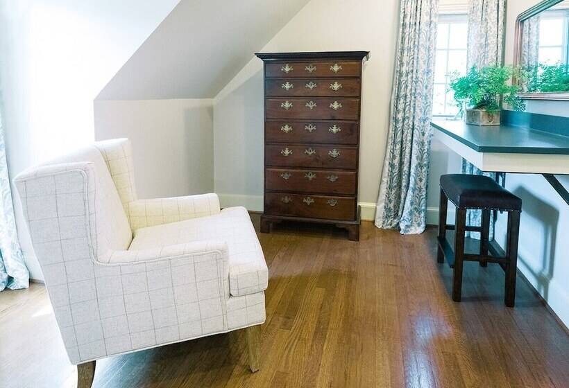 הוסטל The Red Fox Inn & Tavern