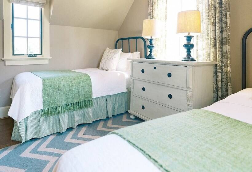 הוסטל The Red Fox Inn & Tavern