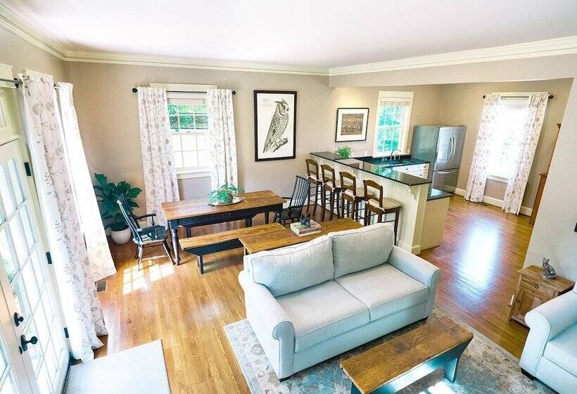 הוסטל The Red Fox Inn & Tavern