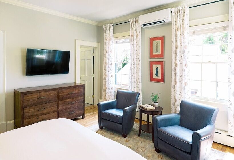 הוסטל The Red Fox Inn & Tavern