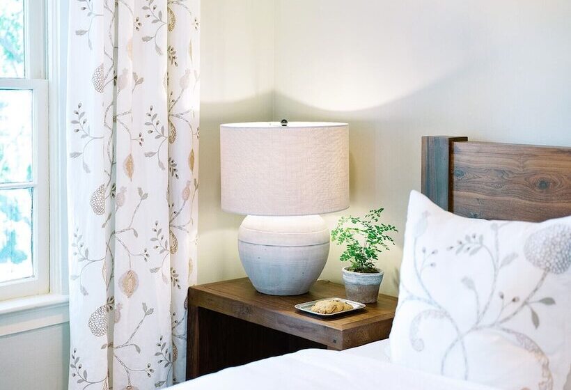 הוסטל The Red Fox Inn & Tavern