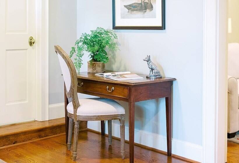 הוסטל The Red Fox Inn & Tavern