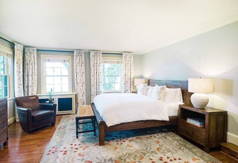 הוסטל The Red Fox Inn & Tavern