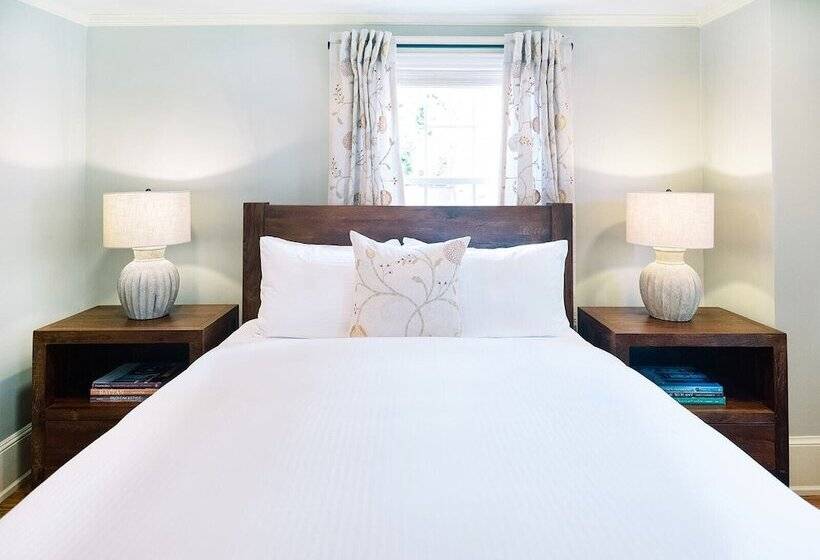 הוסטל The Red Fox Inn & Tavern