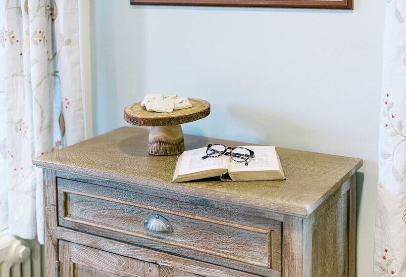 הוסטל The Red Fox Inn & Tavern