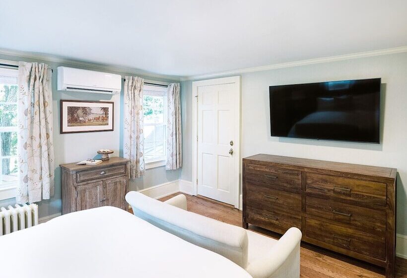 הוסטל The Red Fox Inn & Tavern