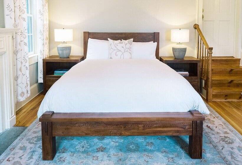 הוסטל The Red Fox Inn & Tavern