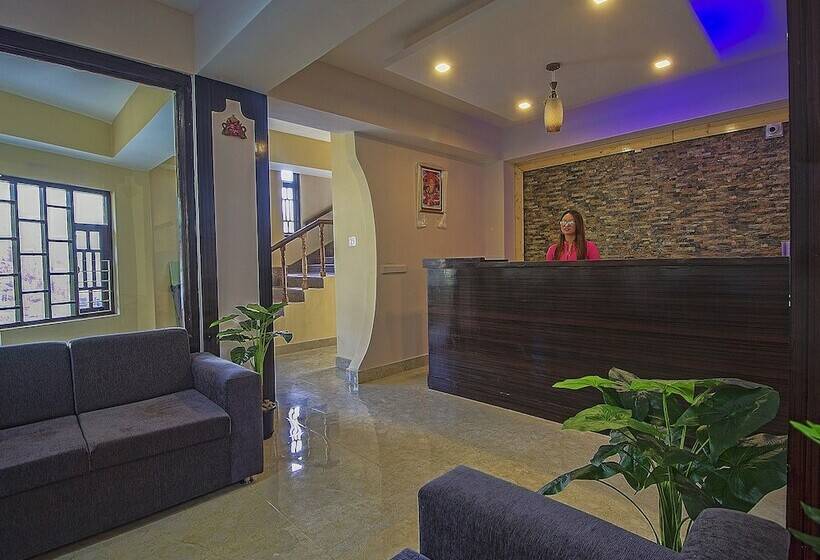 هتل Oyo 16637 Tiara Regency