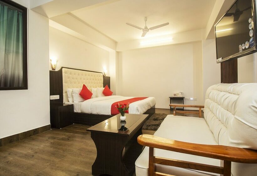 هتل Oyo 16637 Tiara Regency