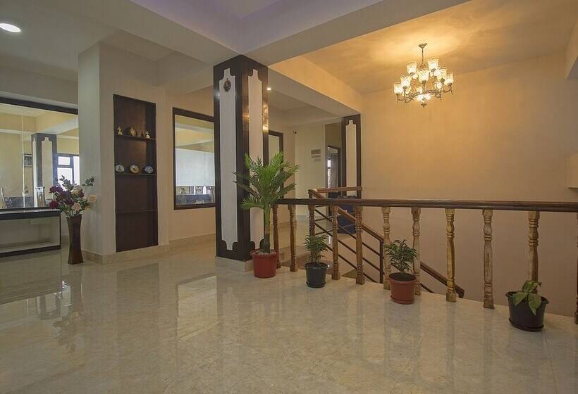 هتل Oyo 16637 Tiara Regency