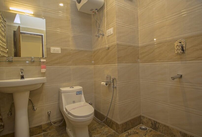 هتل Oyo 16637 Tiara Regency