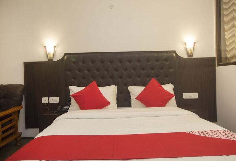 هتل Oyo 16637 Tiara Regency