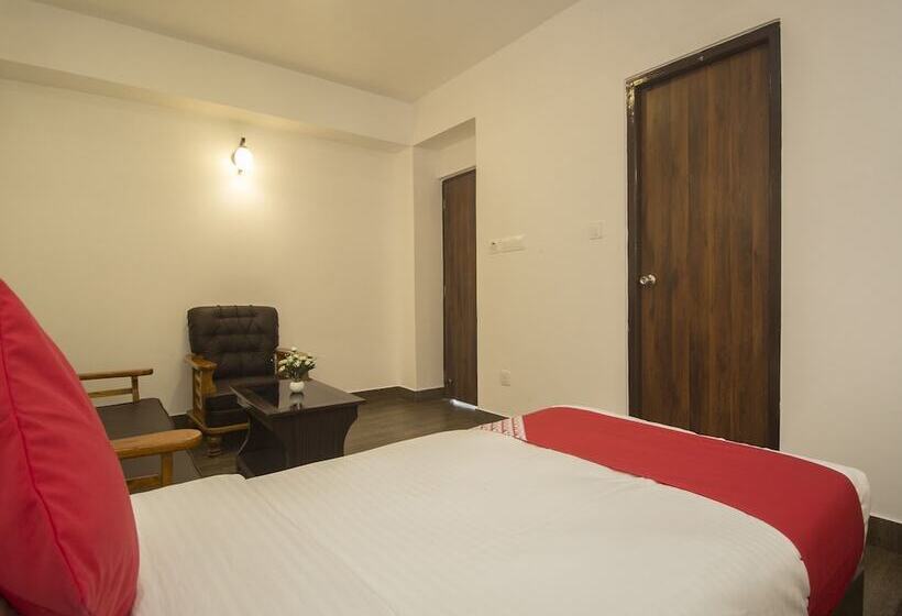 هتل Oyo 16637 Tiara Regency