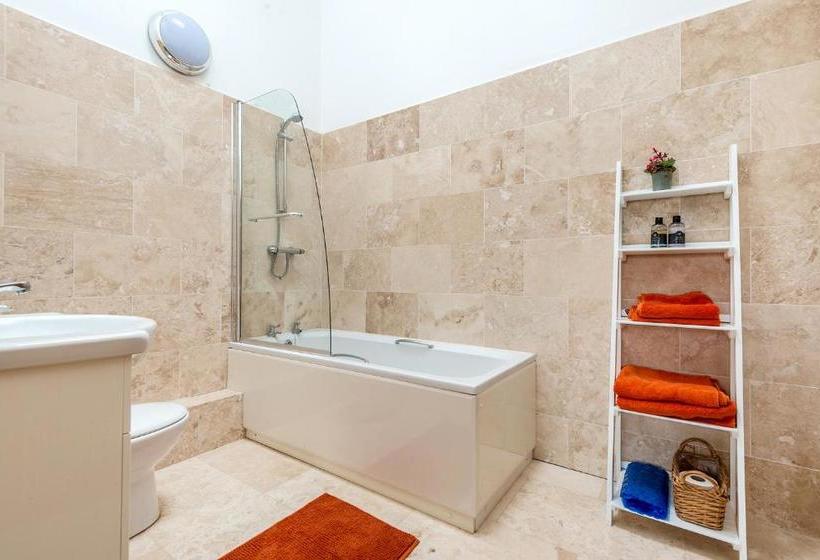 Kidwelly Farmhouse B&b