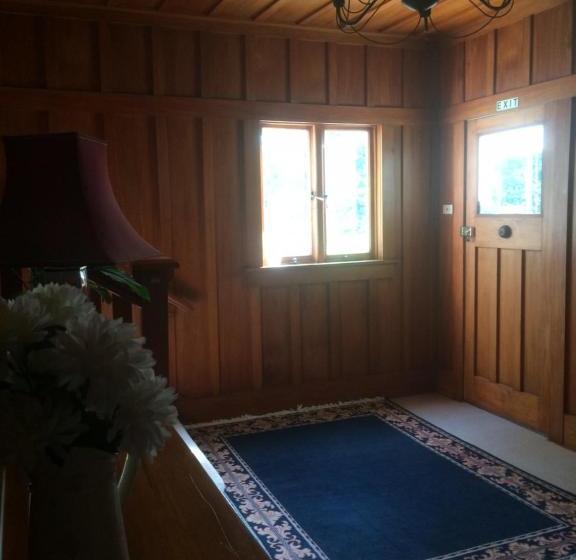 تختخواب و صبحانه Annandale Manor