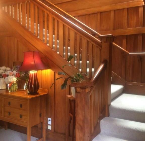 تختخواب و صبحانه Annandale Manor