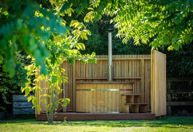 تختخواب و صبحانه River Road Retreat