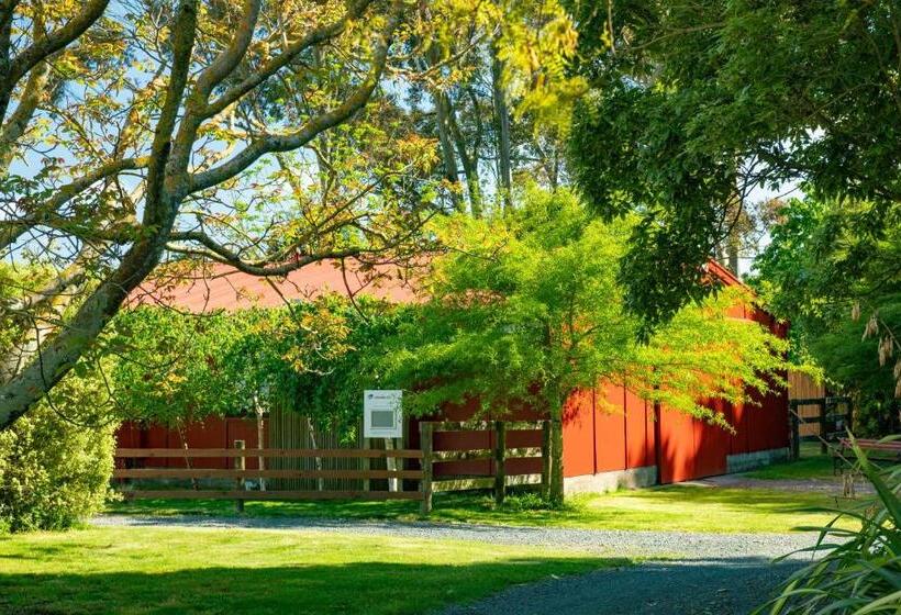 تختخواب و صبحانه River Road Retreat