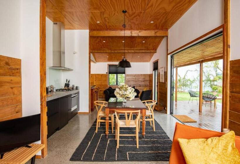 تختخواب و صبحانه River Road Retreat