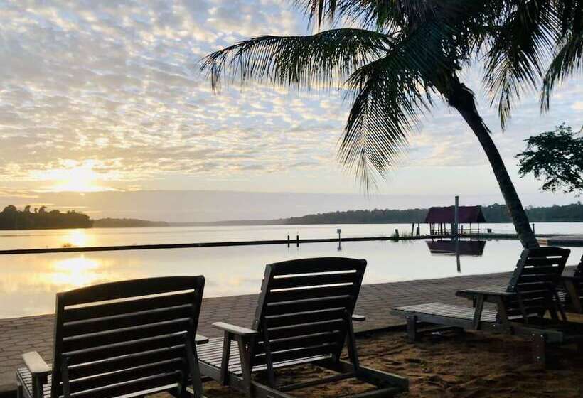 هتل Overbridge River Resort