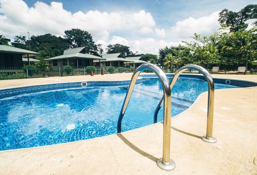 هتل Overbridge River Resort